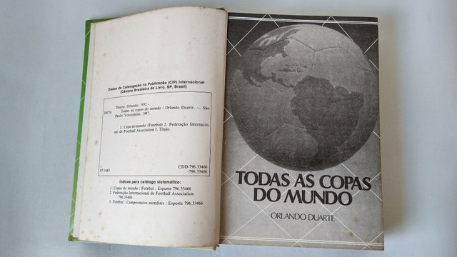 Livro Todas as Copas do Mundo (encarte Pelé e Maradona) - Foto 2