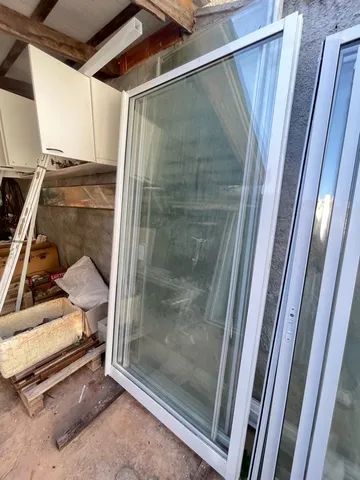 Porta completa em Esquadria Aluminio e vidro com fechadura e acabamentos alumínio - Foto 4