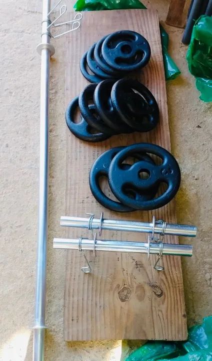 Kit com 18 kg de anilhas e três barras com presilhas