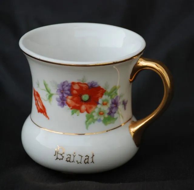 caneca anos 60 decorada ,  , gravado em dourado , gravado nome familia .