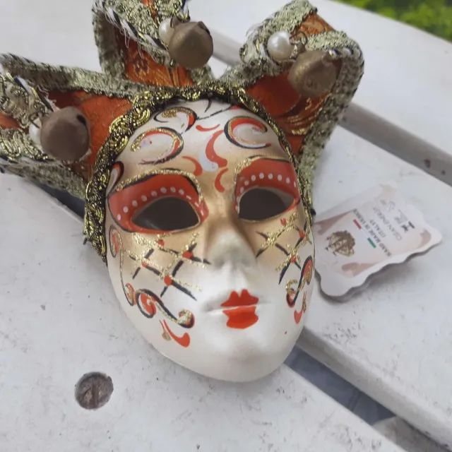 máscara veneziana antiga em porcelana com pintura manual - Foto 4