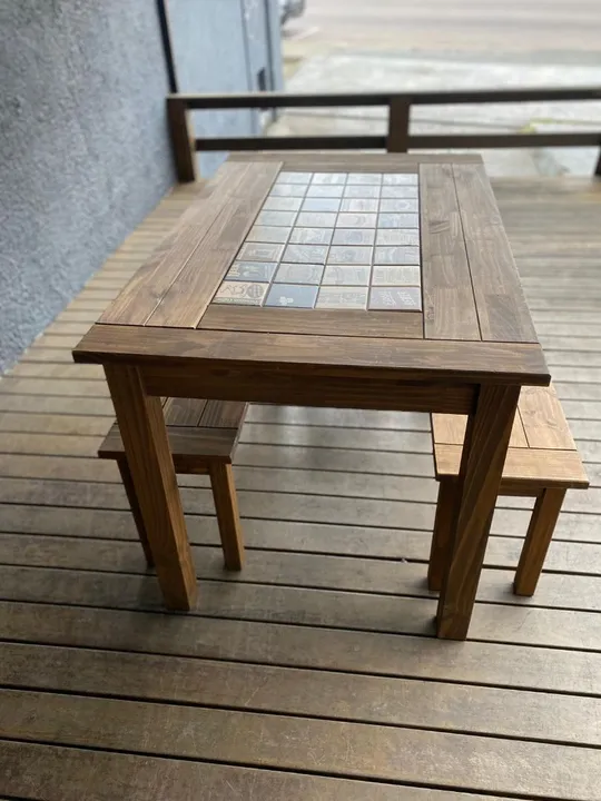 MESA CHURRASCO 1,20X0,80 COM 2 BANCOS E 2 BANQUETAS NA PONTA MADEIRA MACIÇA TOP DE LINHA