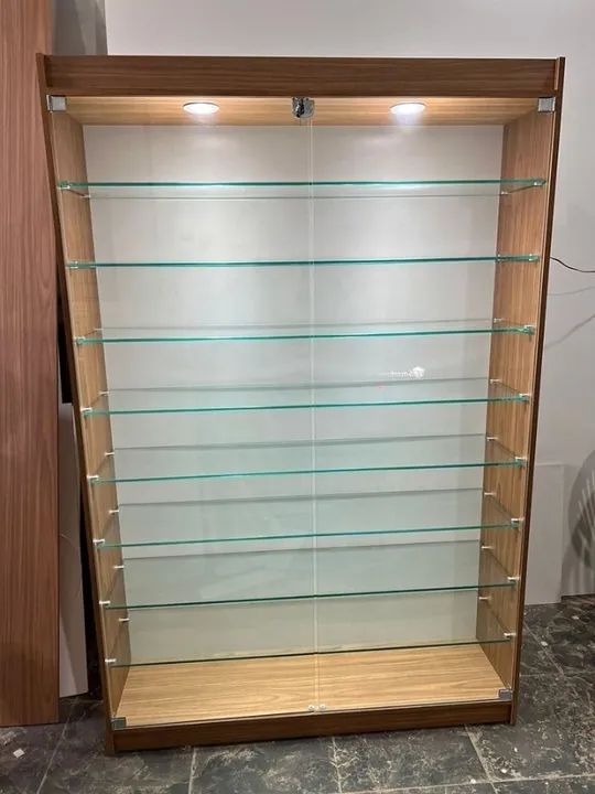 Estante com prateleiras de 8mm e portas de vidro com tranca