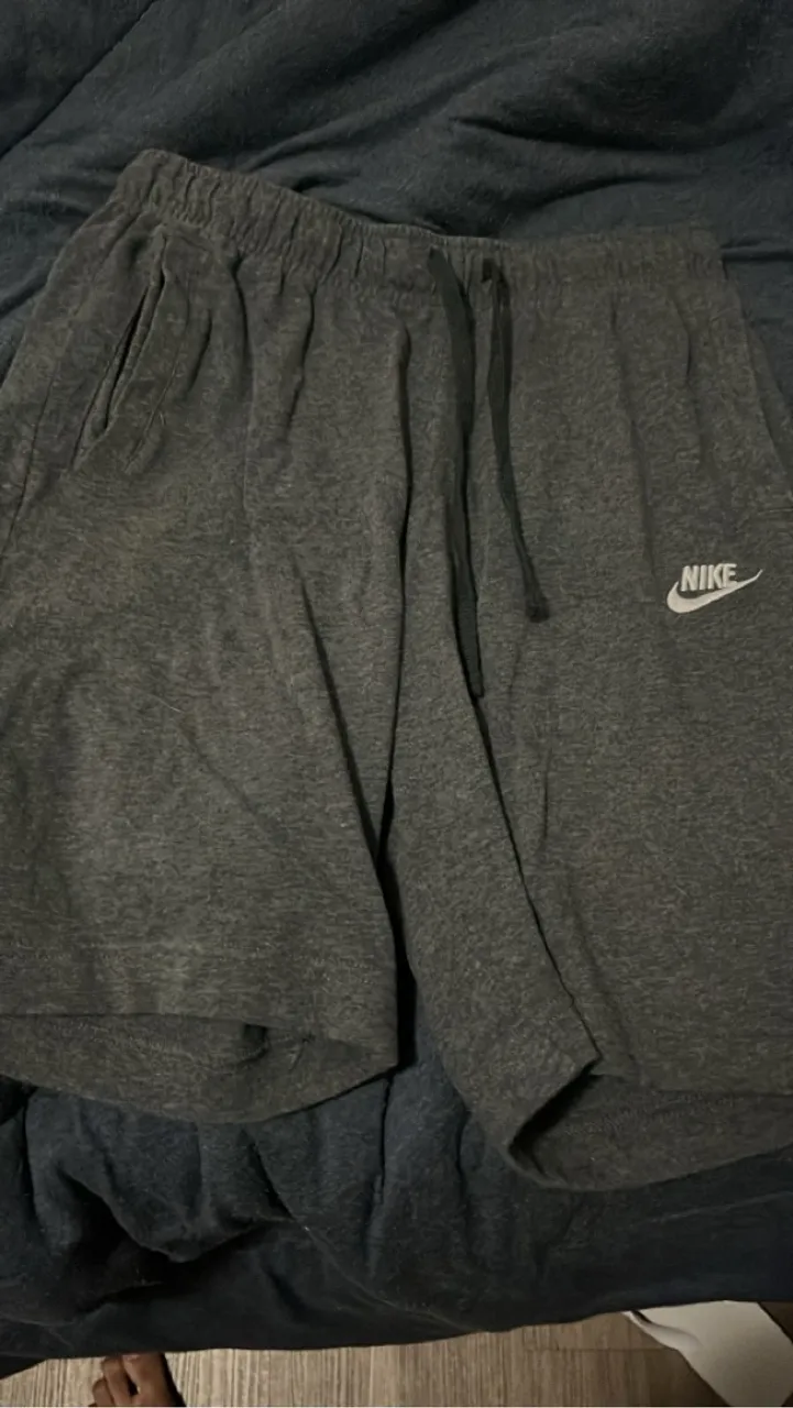 Shorts de Moletom Nike Cinza
