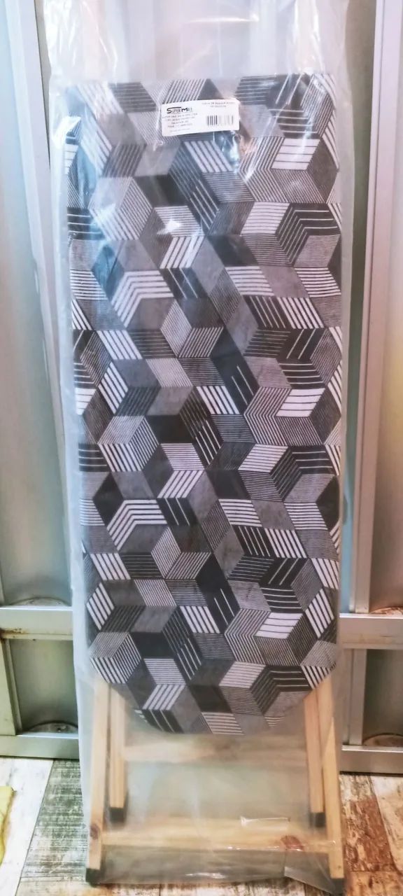 Tábua de passar roupa com estampa geométrica