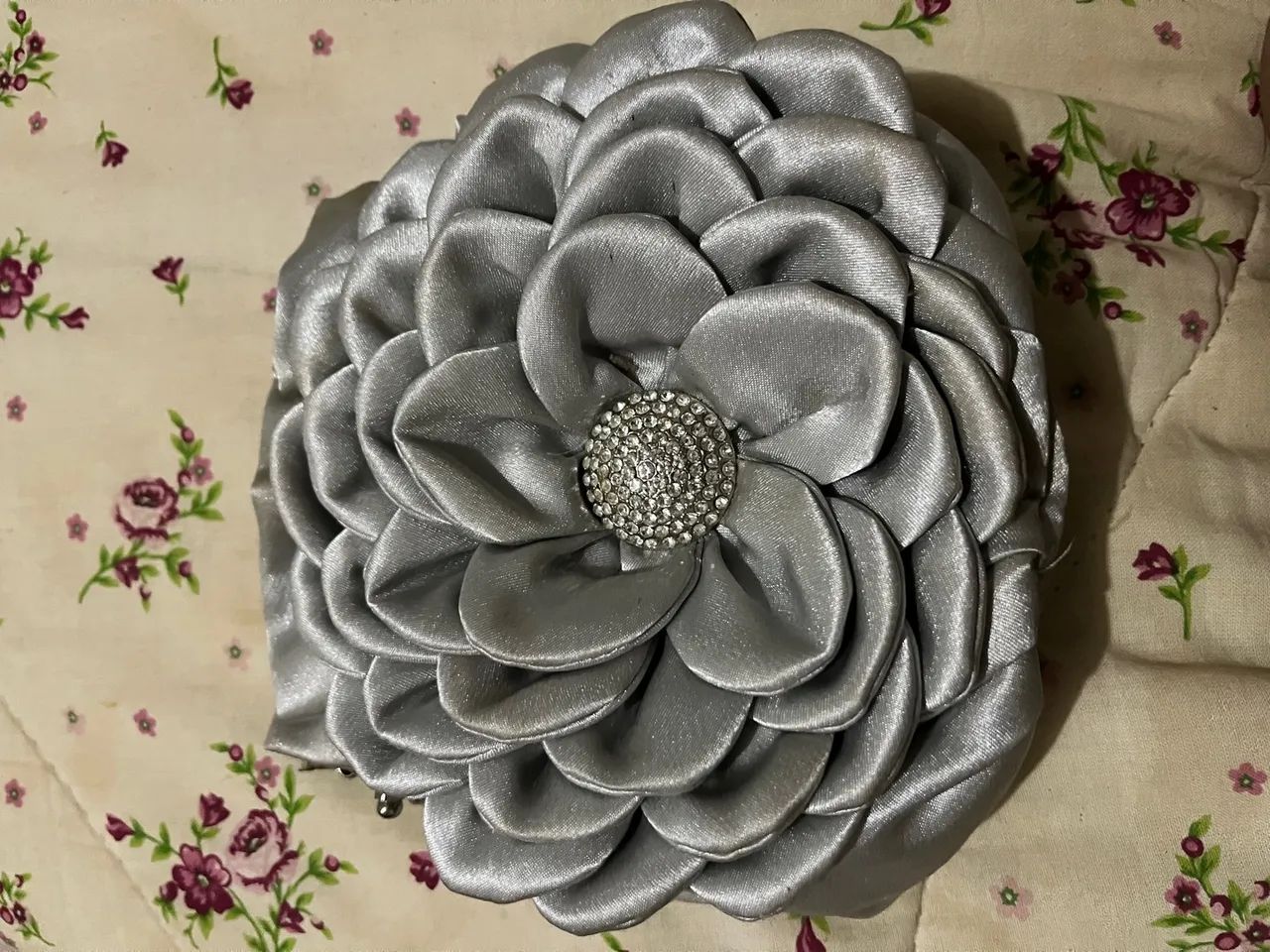 Bolsa de mão prata em formato de flor - Foto 3