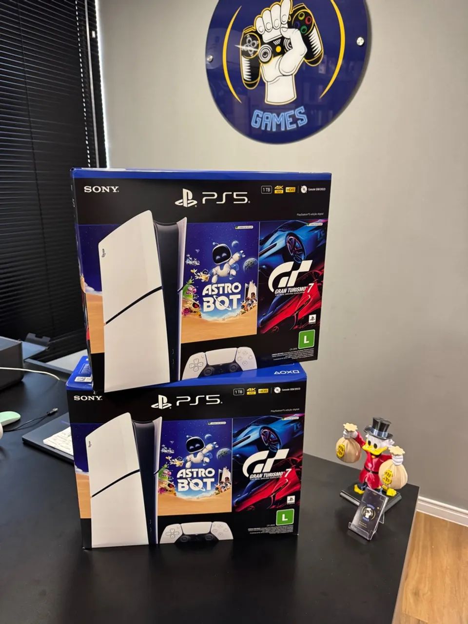 PlayStation 5 (PS5) com Jogos Astro Bot e Gran Turismo 7