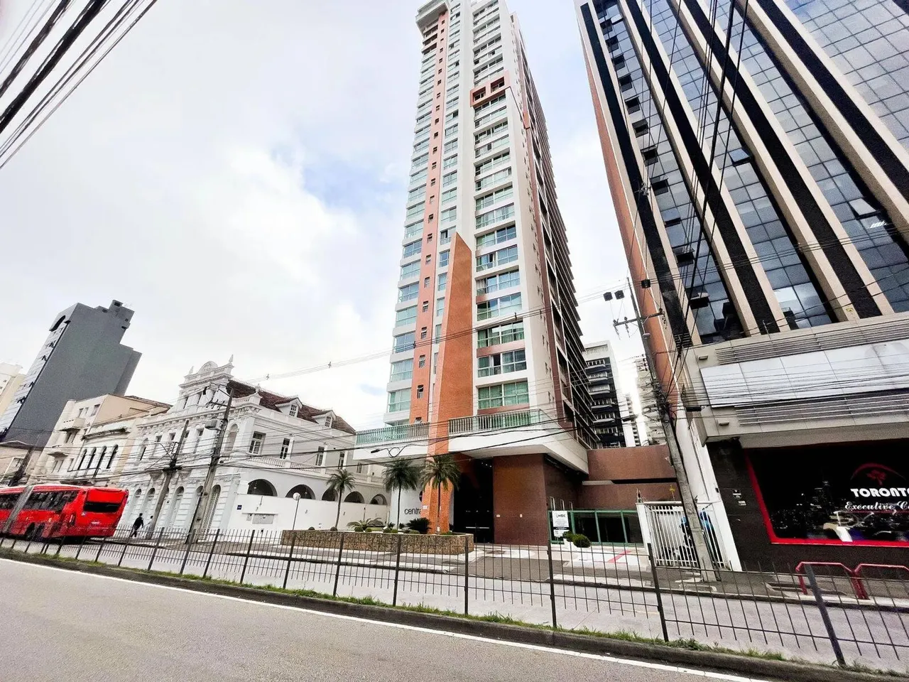 Studio Mobiliado no Coração de Curitiba - R$340 mil