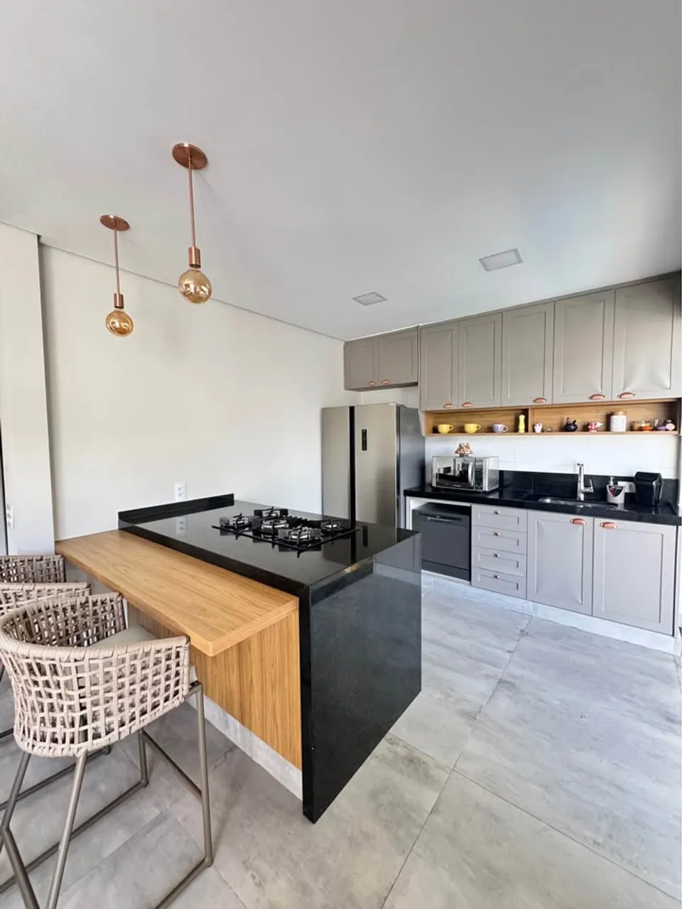 Sobrado para venda possui 190m² com 3 quartos e 2 suítes em Santa Felicidade - Curitiba -