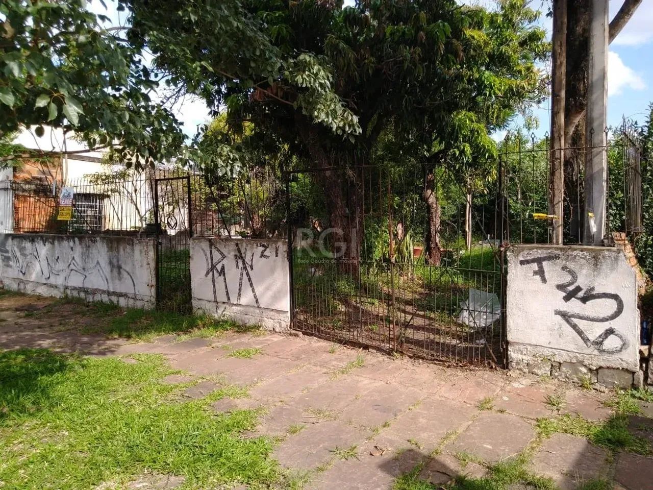 Terreno no bairro Sarandi, com 300m². Localizado na Avenida Martins Bastos, 799, proximo a