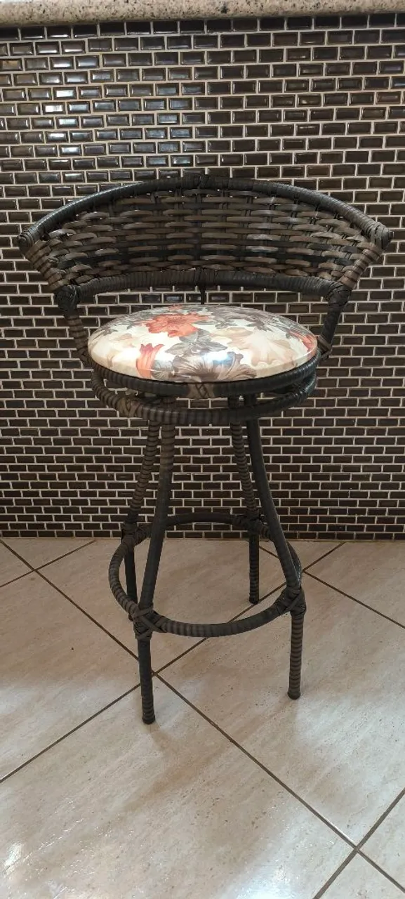 Banqueta de vime com assento estofado