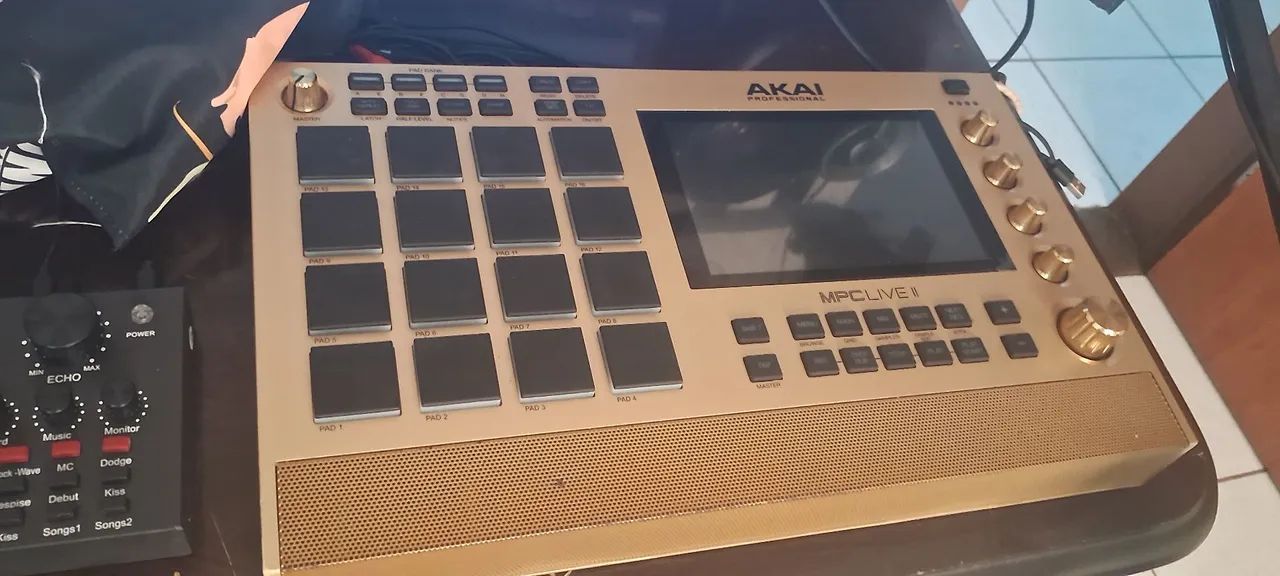Akai MPC Live II - Gold Edition aceito negociar na mão urgência a