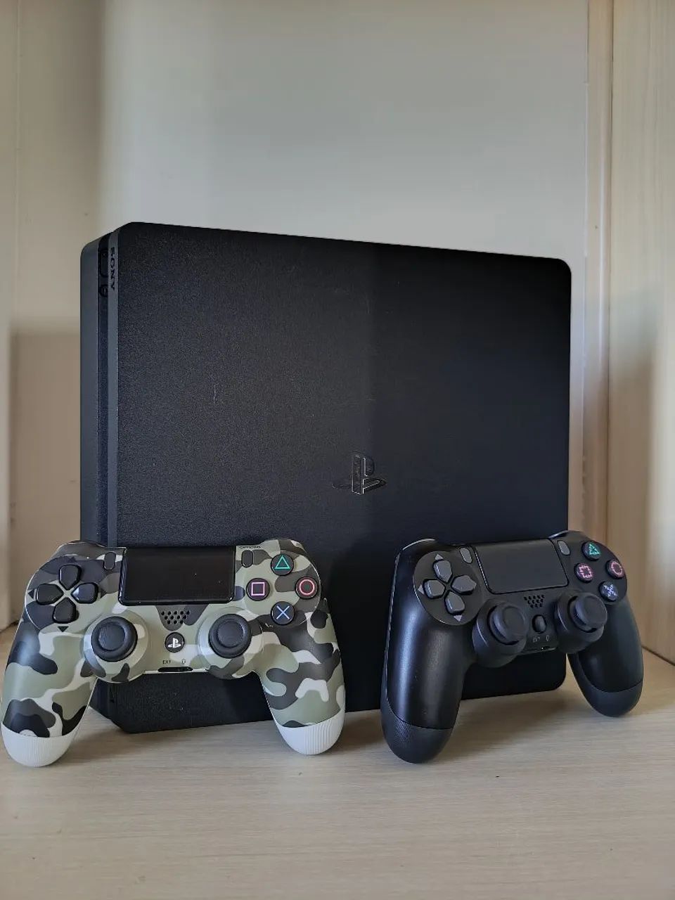 PlayStation 4 (PS4) Slim + 2 Controles - Foto 2