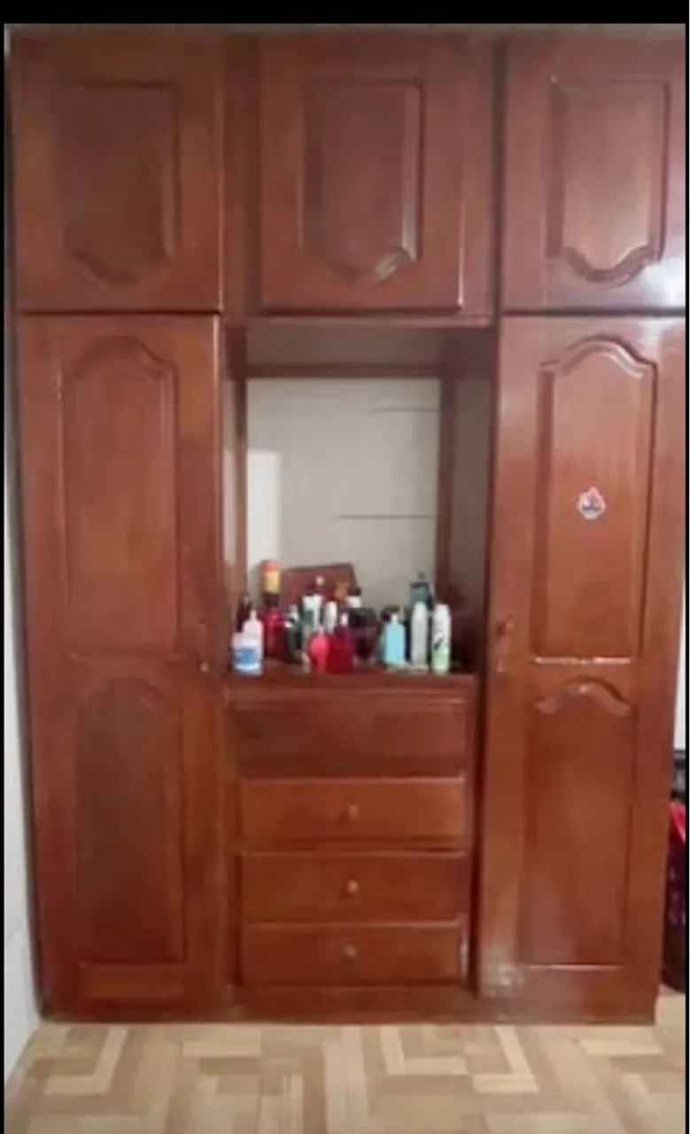 Guarda-Roupa de Madeira Clássico