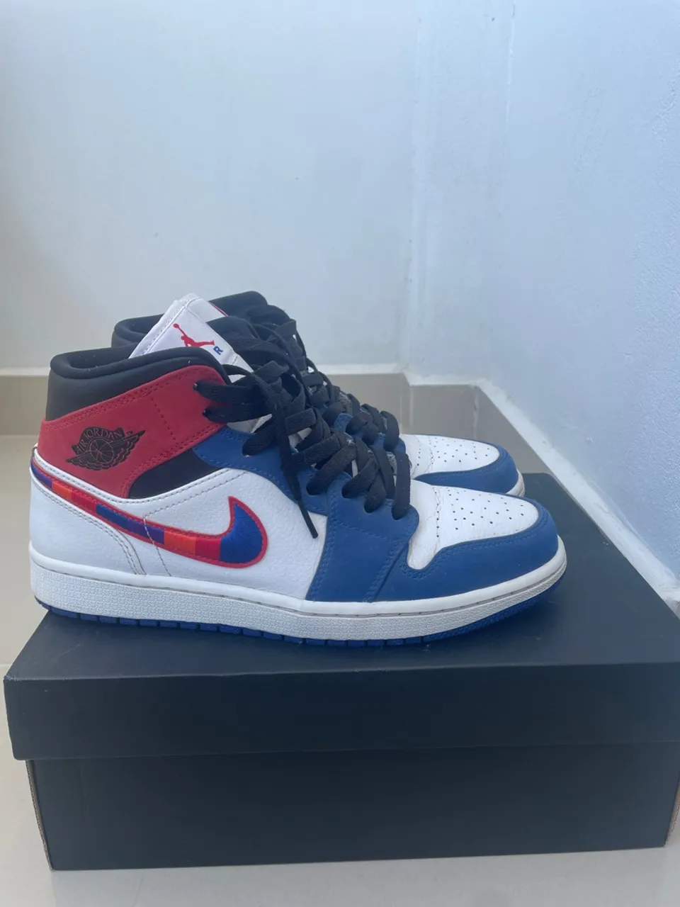 Air Jordan 1 Mid Multicolor Swoosh Edição Limitada