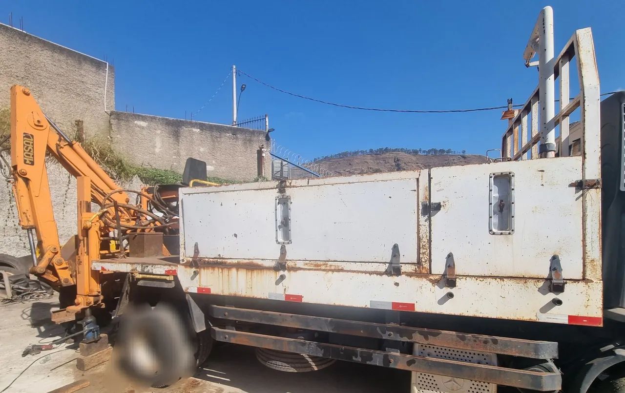 Retroescavadeira e carroceria compartimentada - Foto 2