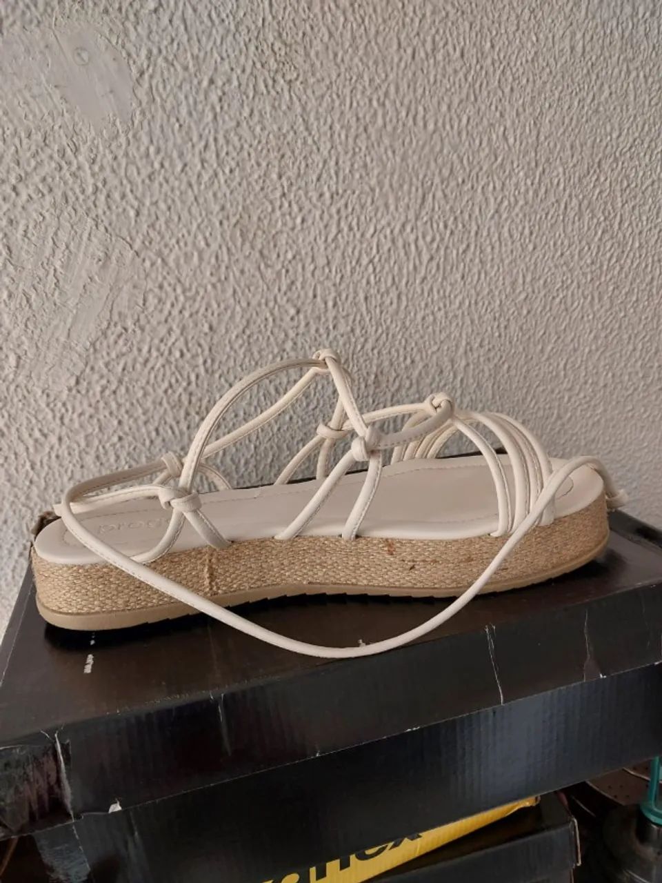 Vendo sandália branca de amarrar
