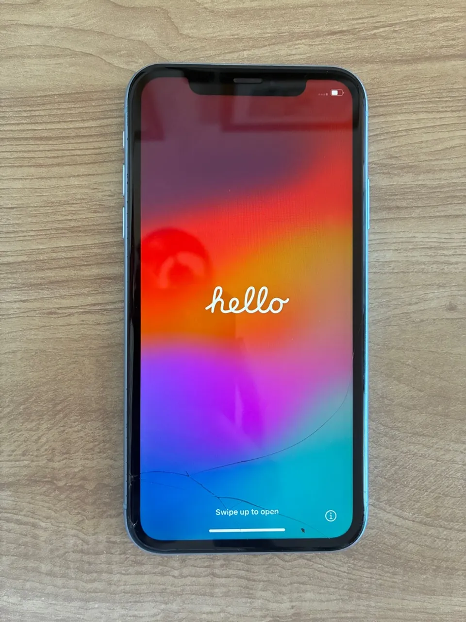 iPhone XR 64GB funcionando perfeitamente, tela trincada