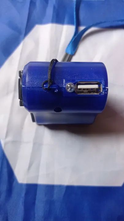 Carregador de emergência com manivela 