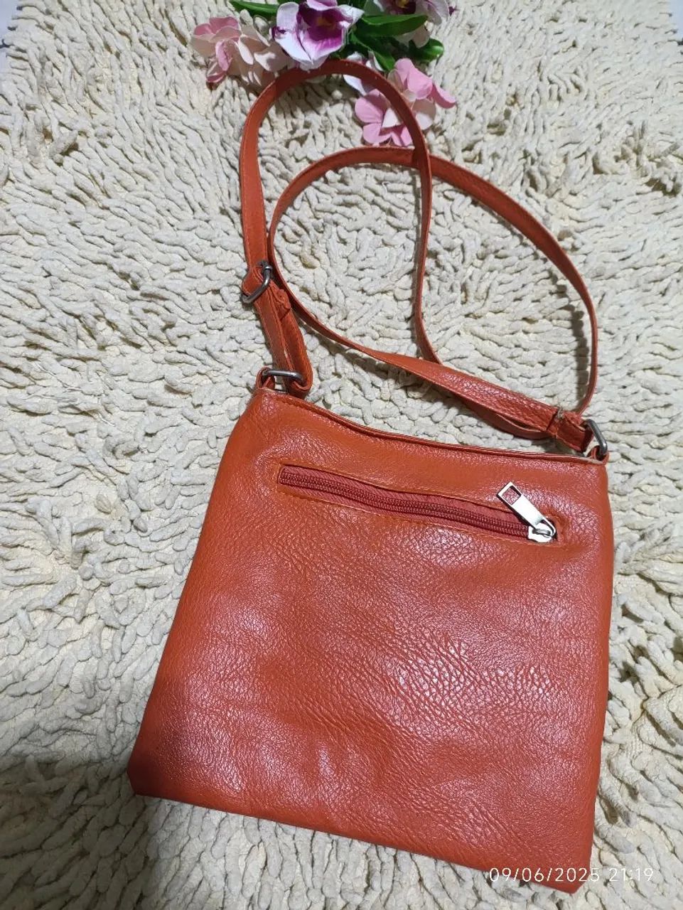 Bolsa de ombro laranja com detalhe floral - Foto 3