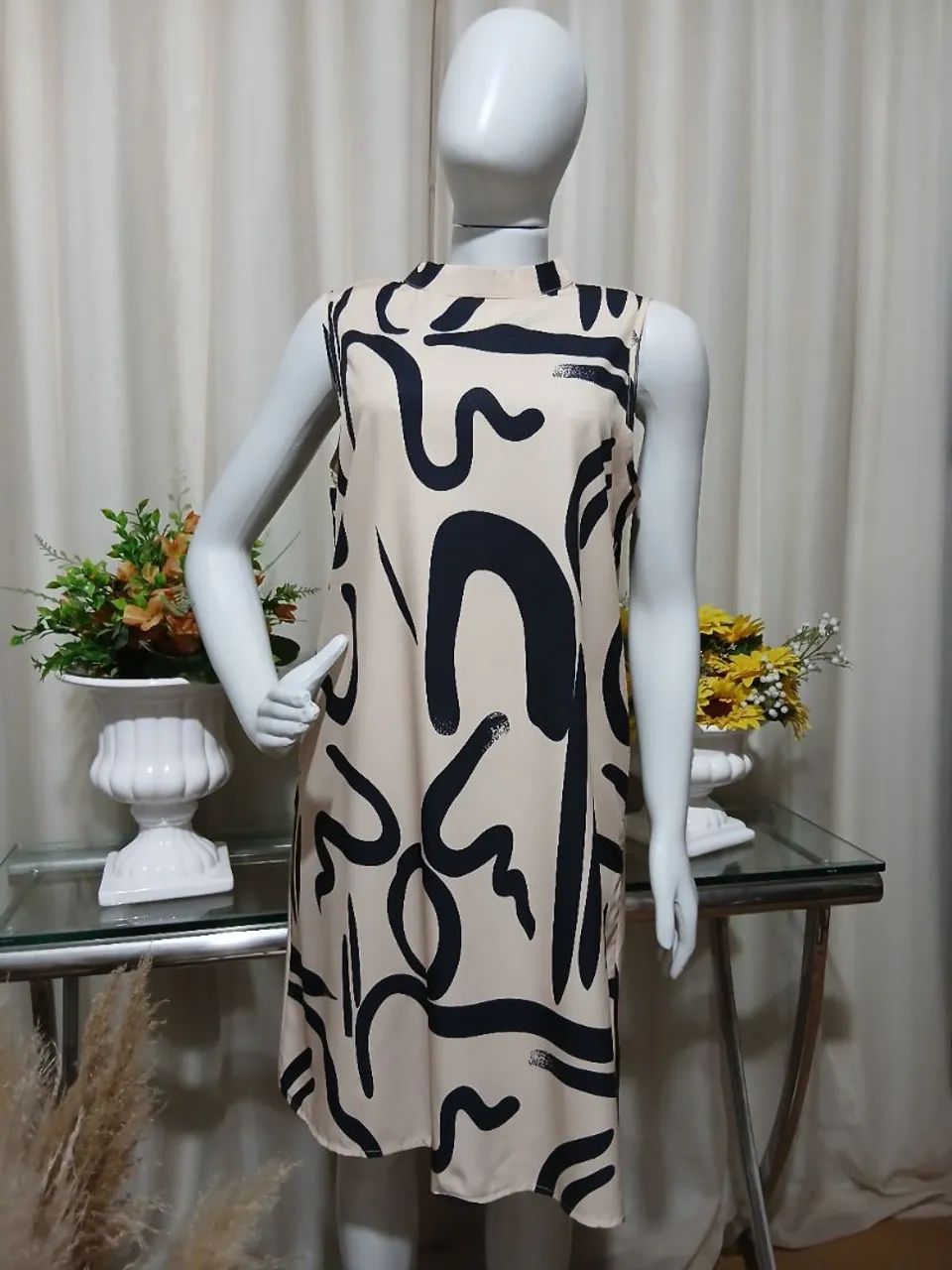 Vestido solto sem manga e estampado