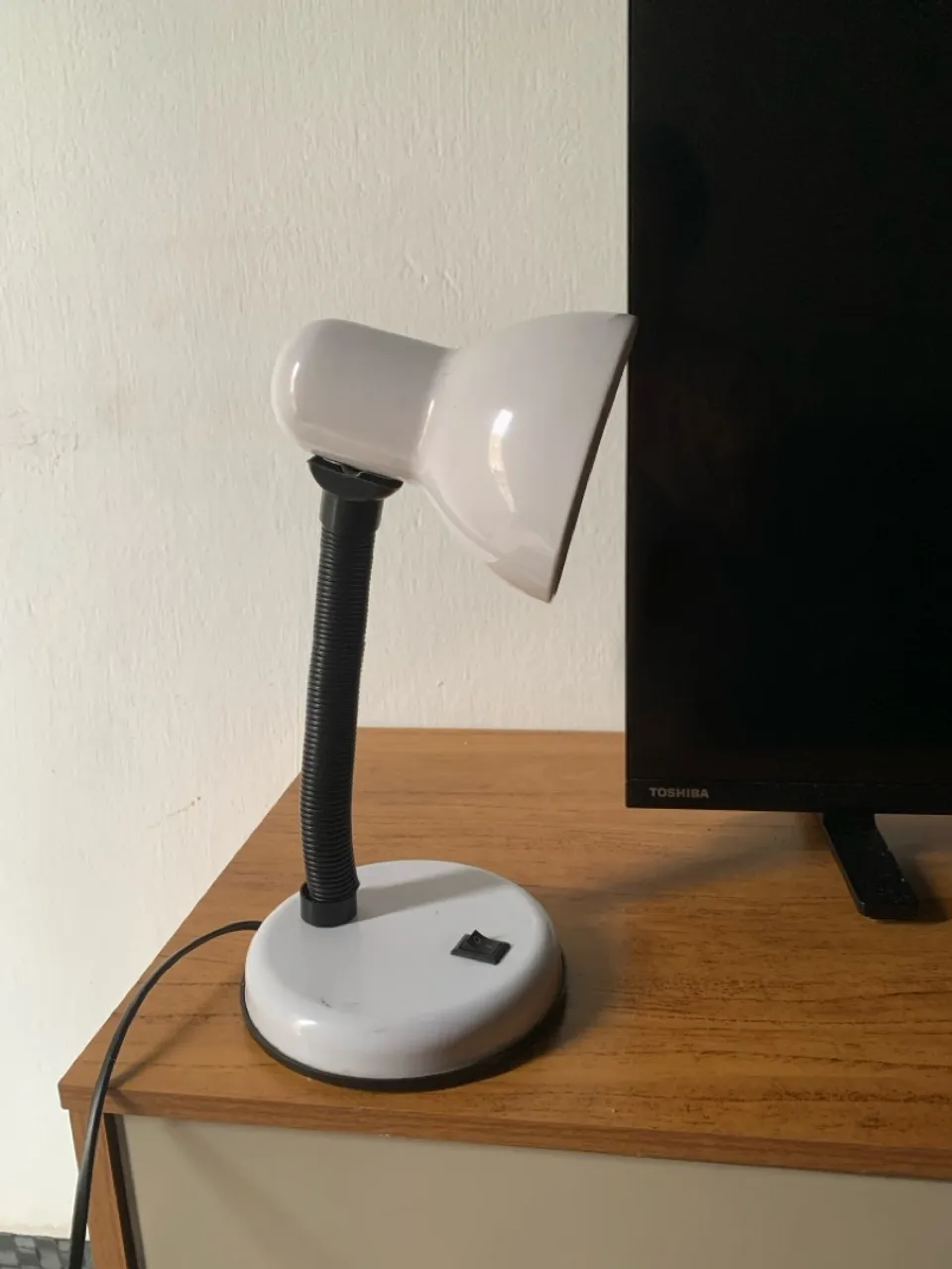 Abajur de mesa branco com haste flexível