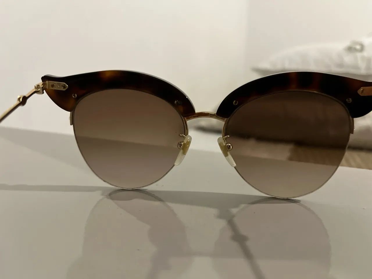 Óculos de sol Gucci com detalhes em pérolas - Foto 3