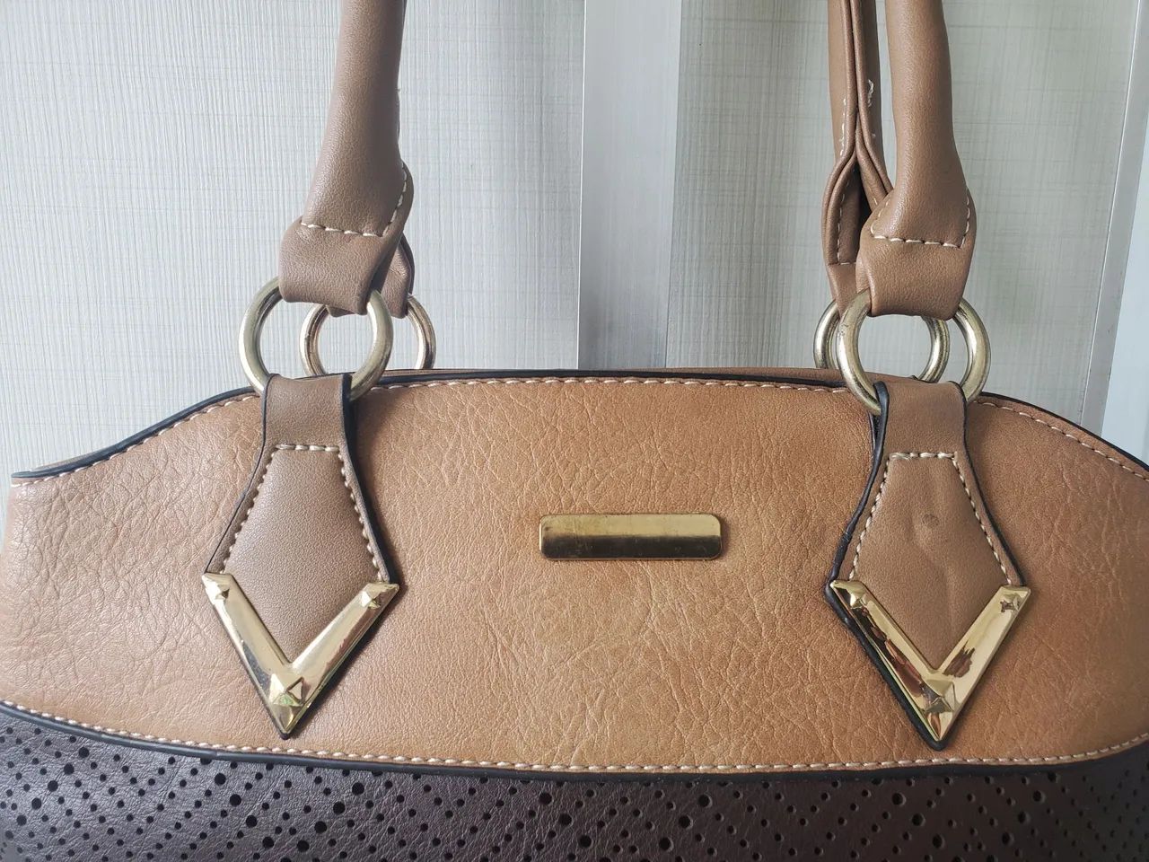 Bolsa compacta alça curta estilo baguete marrom sintético