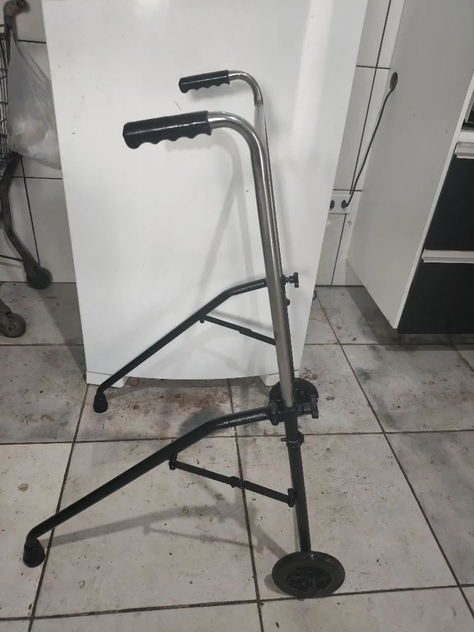 ANDADOR TRIANGULAR PARA LOCOMOÇÃO PARA IDOSO - Foto 3