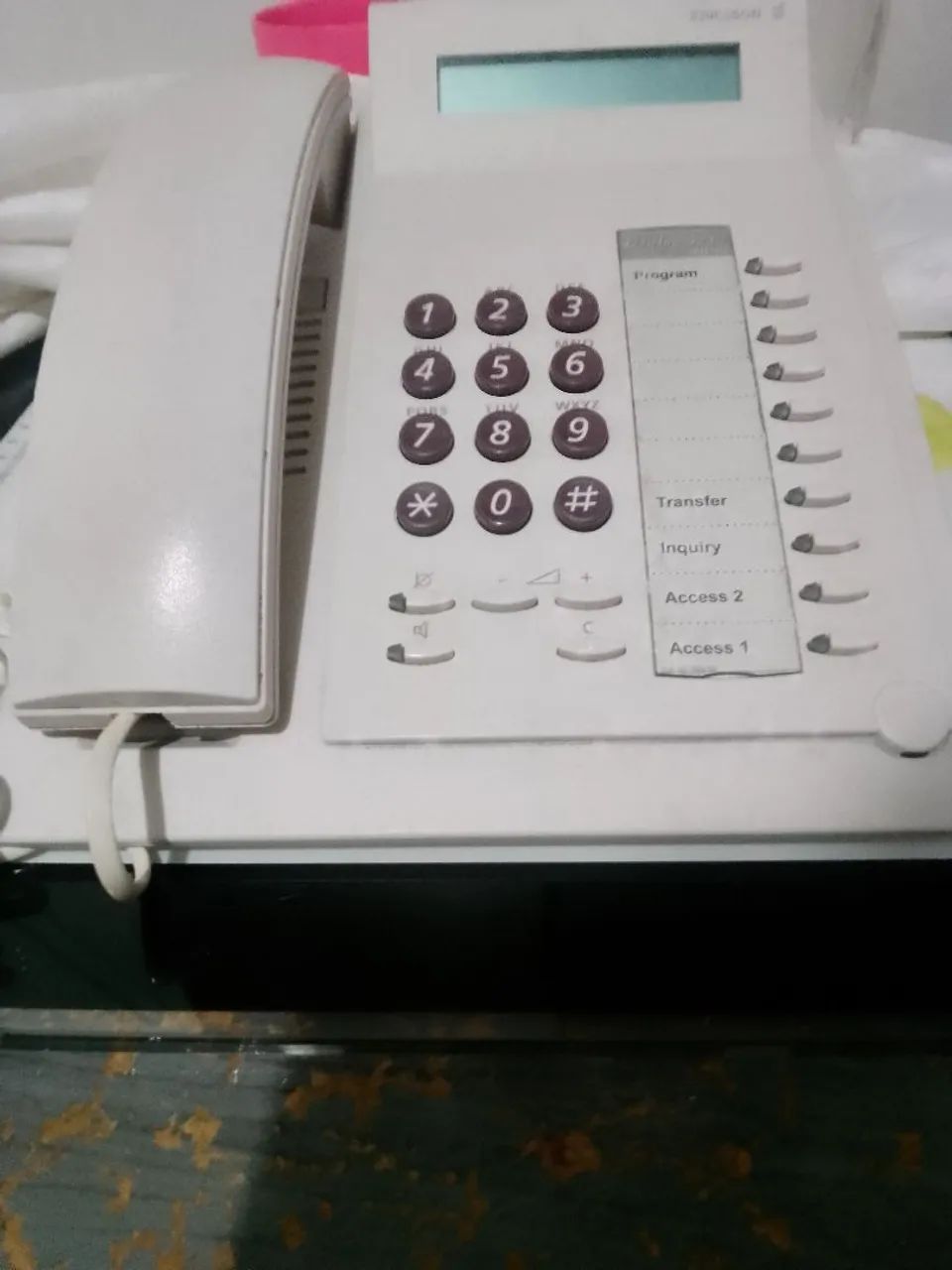 Telefone fixo com secretária eletrônica.