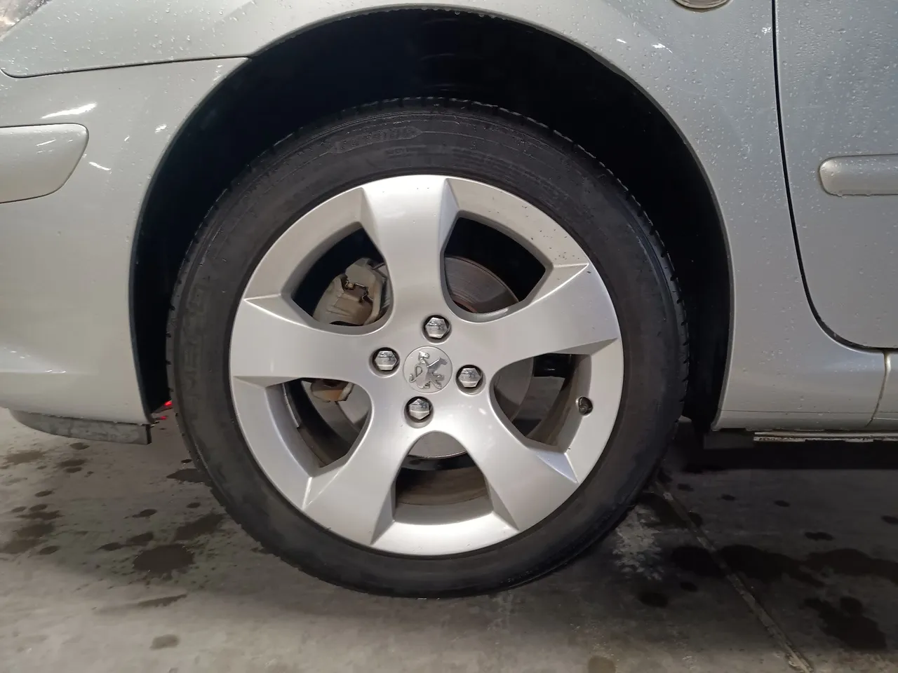Roda de liga leve Peugeot com pneus