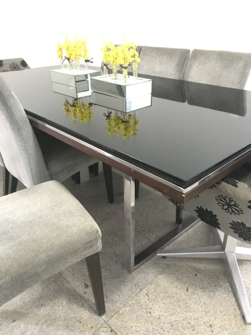 Mesa de Jantar Elegante com Tampo de Vidro