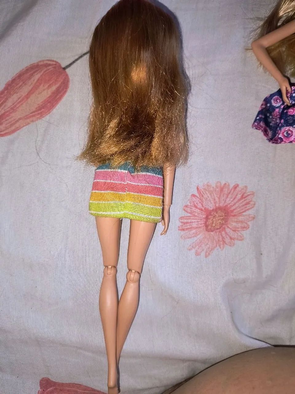 Boneca Barbie com Vestido Colorido e Botas - Foto 3