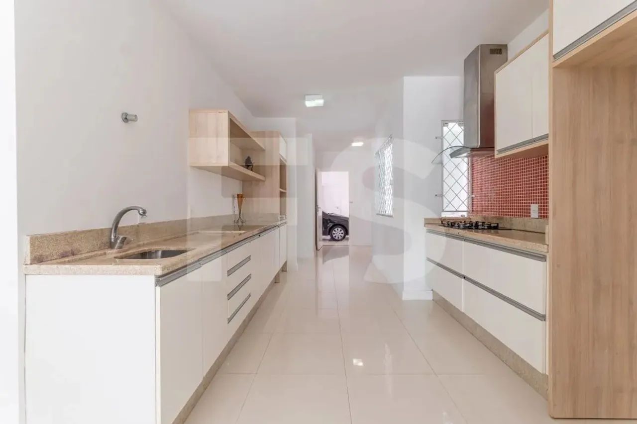 E- Casa de alto padrão com 4 quartos sendo 2 suítes em Praia dos Amores/Balneário Camboriú