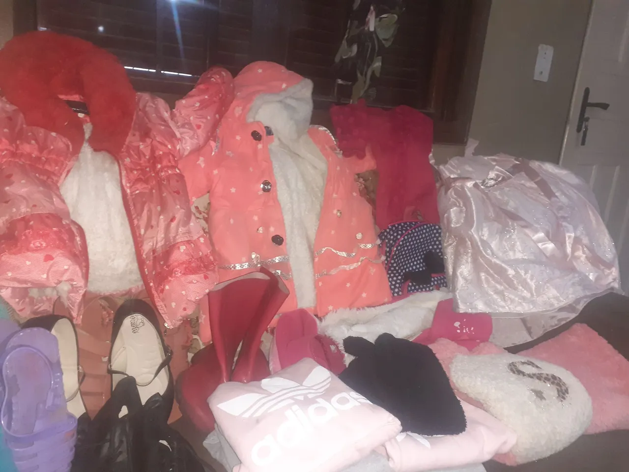 Lote de Roupas e Sapatos para Menina