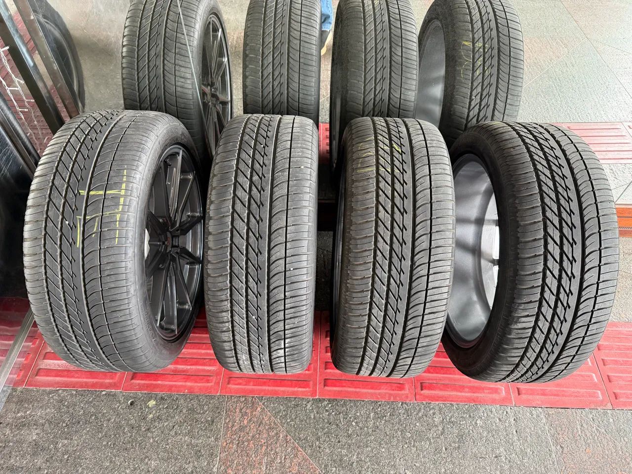 Jogo de rodas Vossen aro 20 com pneus novos  - Foto 2