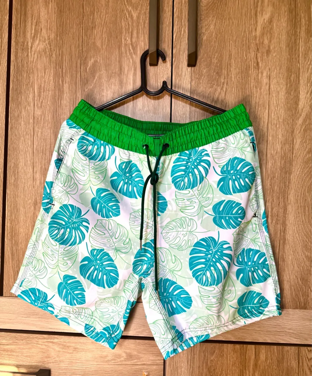 Shorts de Praia Estampado com Folhas Tropicais