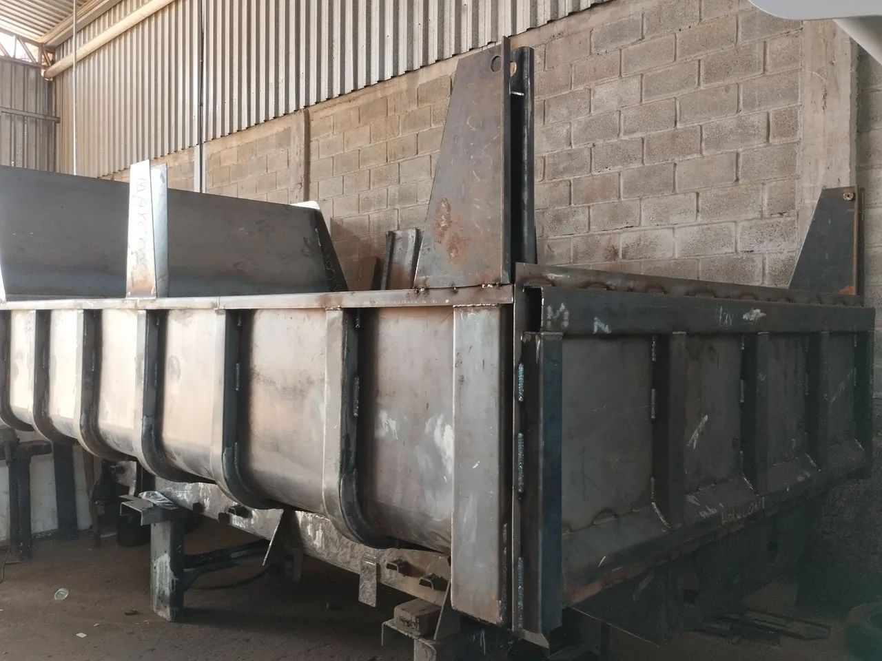 Vendo caçamba 5 metros cúbicos para caminhão toco caixote novo - Foto 2