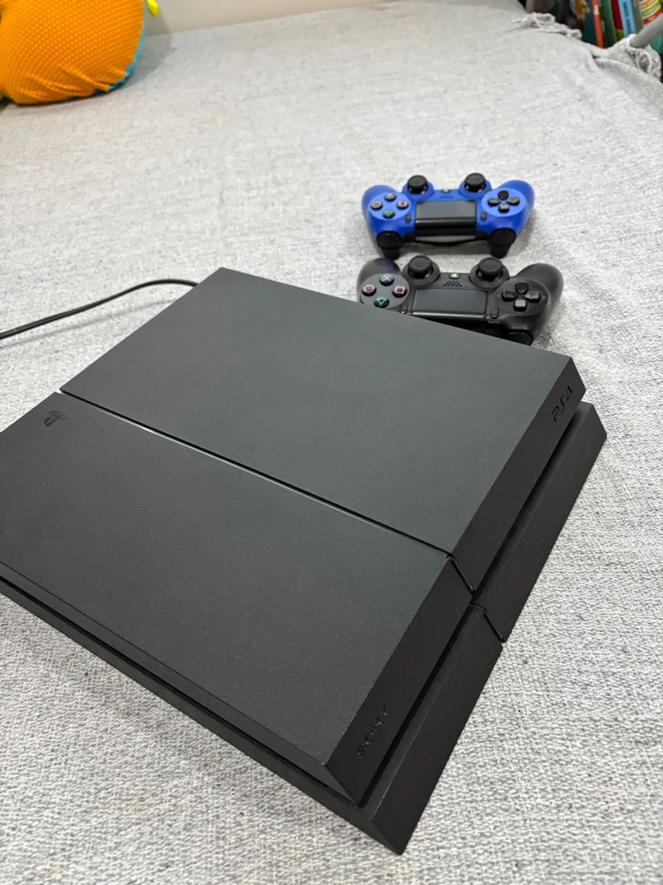 PlayStation 4 - Console com 2 Controles