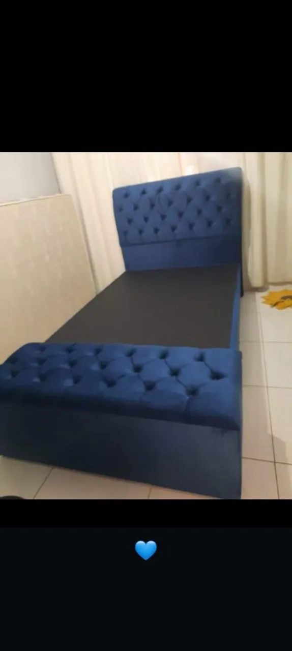 Cama Box Estofada Azul com Detalhes em Botões