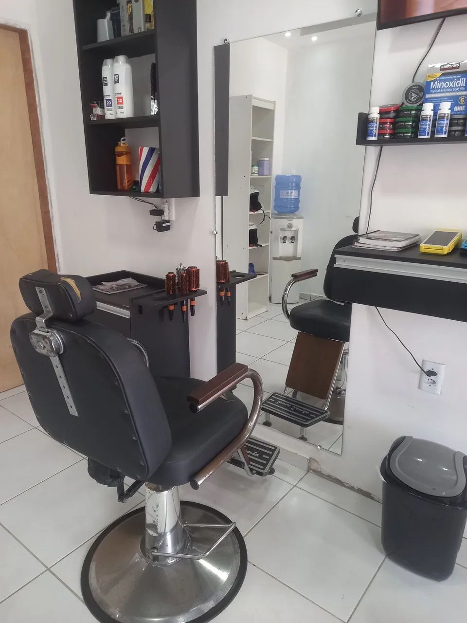 Vendo uma cadeira e um espelho em ótimo estado 