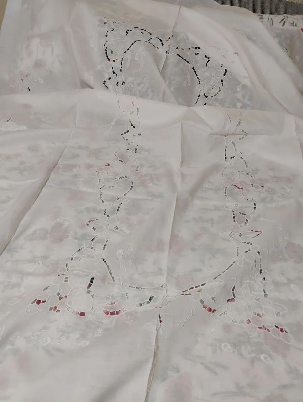 Toalha de mesa branca com bordados