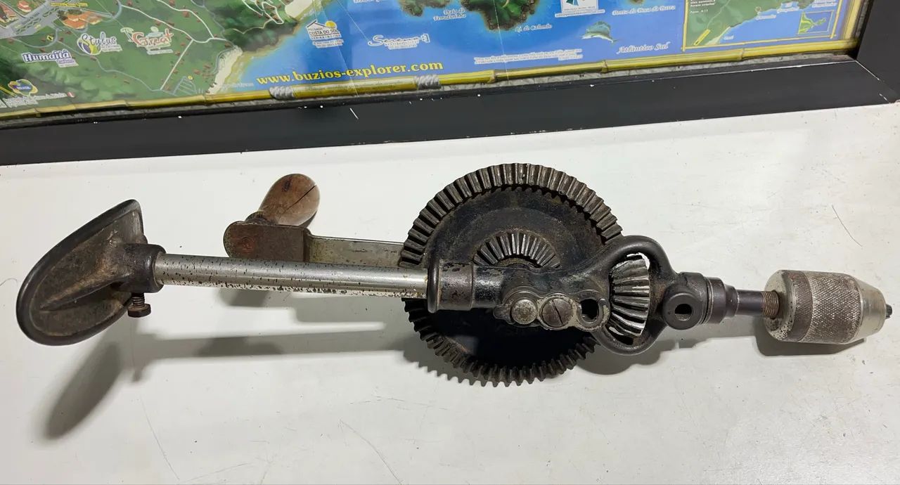 Antiga furadeira manual 64751037130755120