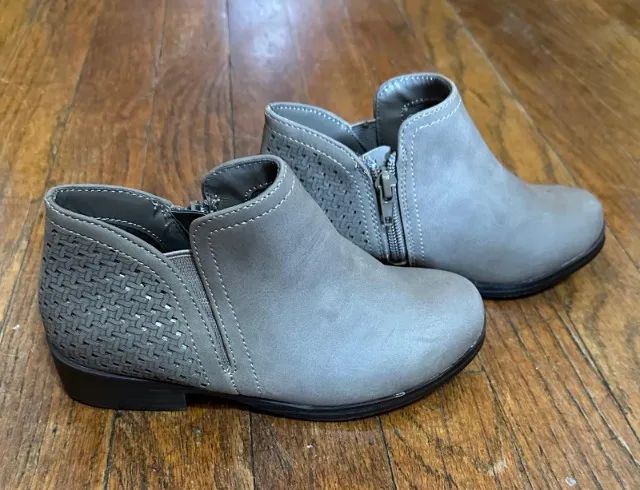 Bota cano curto tamanho 28 importada (nova)