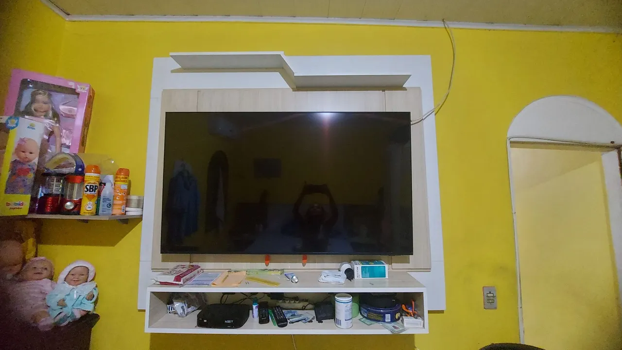 Painel de TV Completo com Prateleiras e Rack