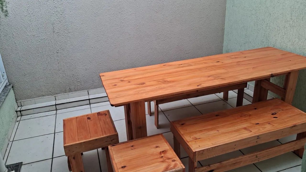 Conjunto de mesa e cadeiras de madeira PREÇO DE DESAPEGO  - Foto 3