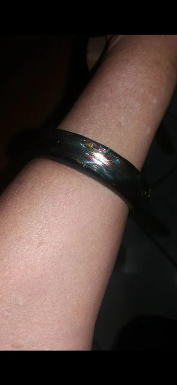 Pulseira de resina preta com detalhes - Foto 4