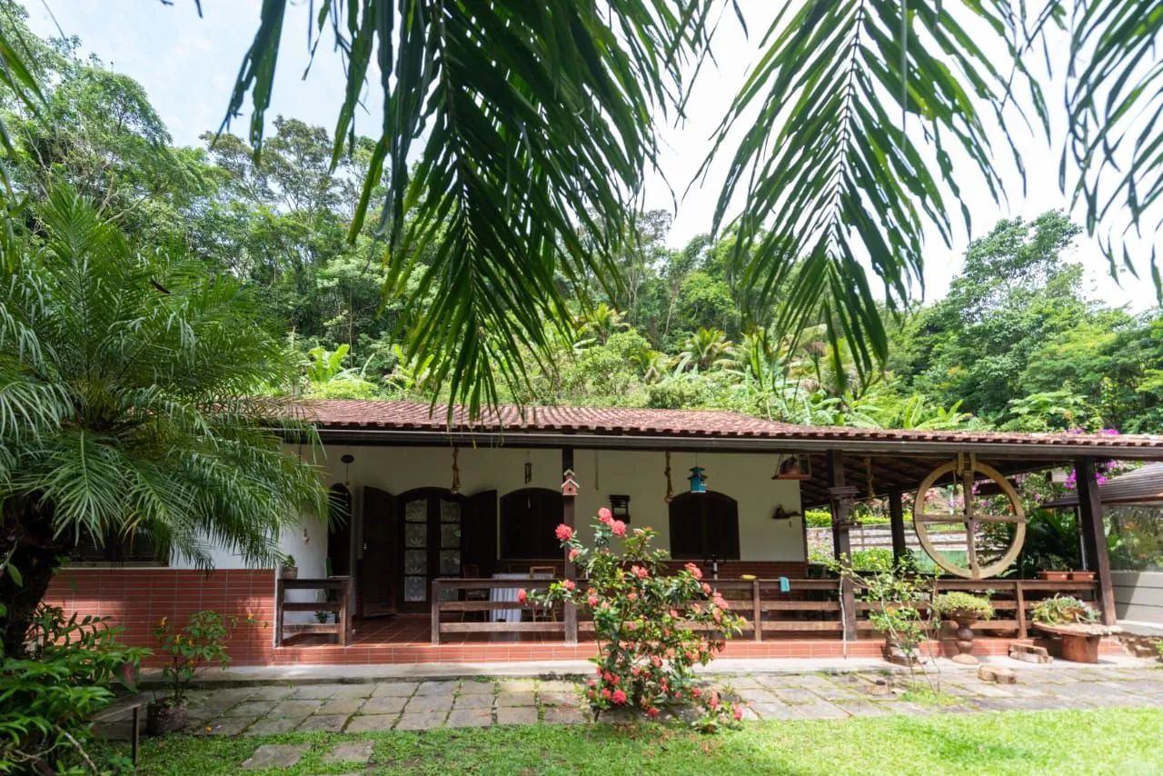 CASA E ÁREA VERDE