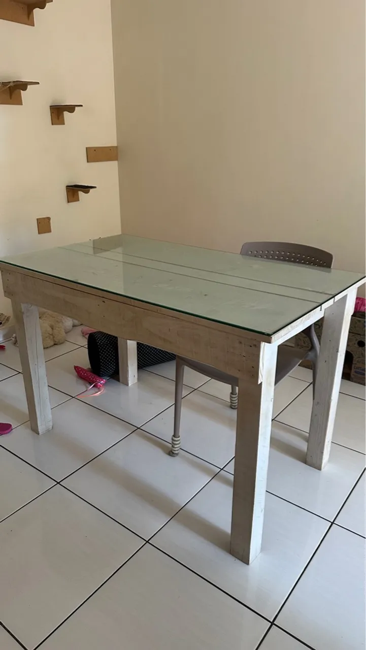 Mesa de jantar rústica com tampo de vidro