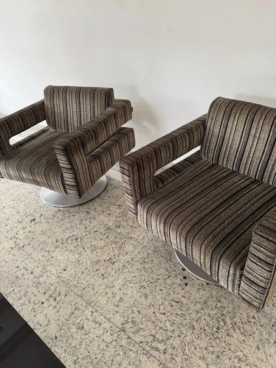 Duas poltronas giratórias